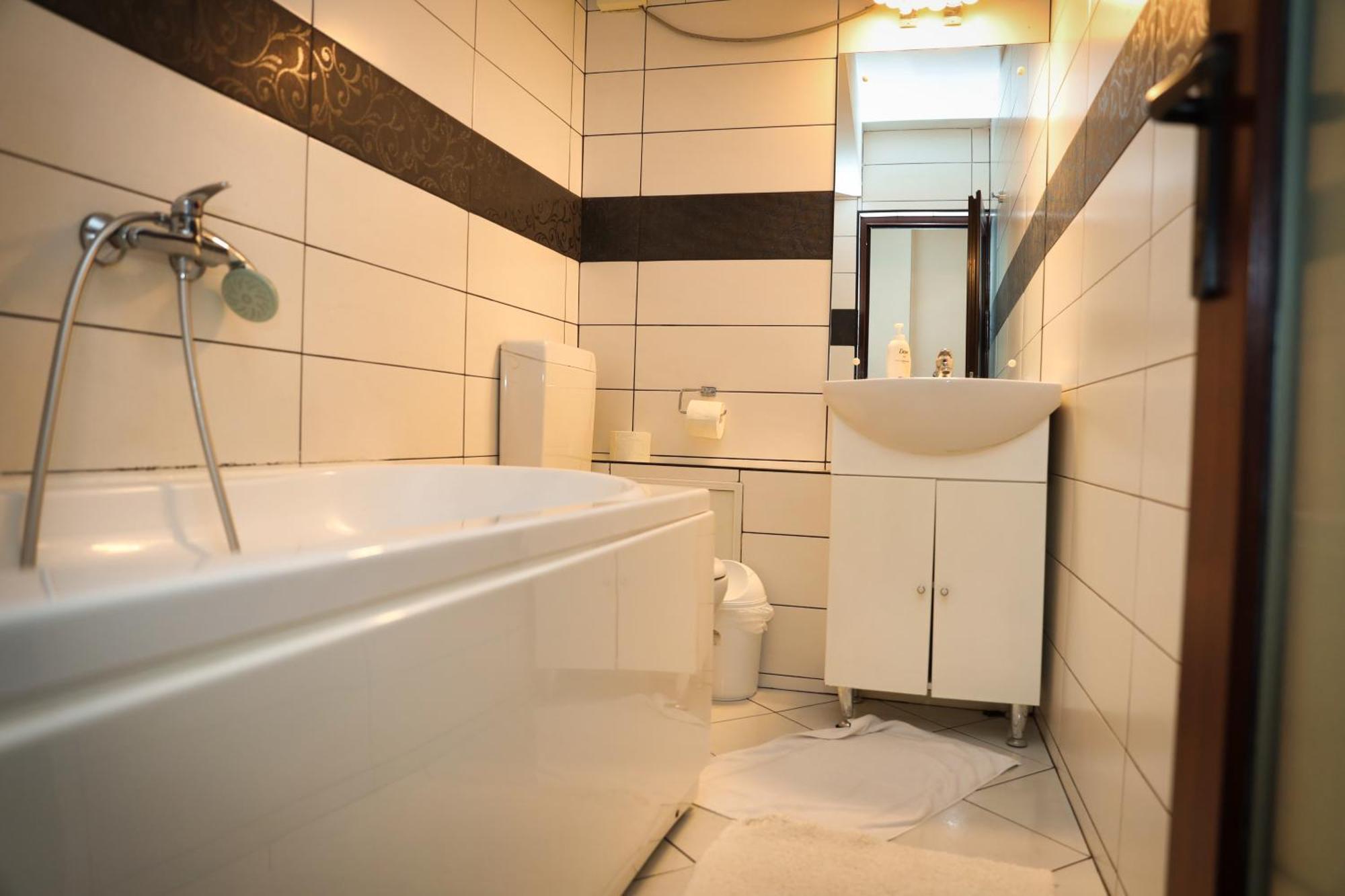 Pensiunea Giovani Targu Jiu Luaran gambar
